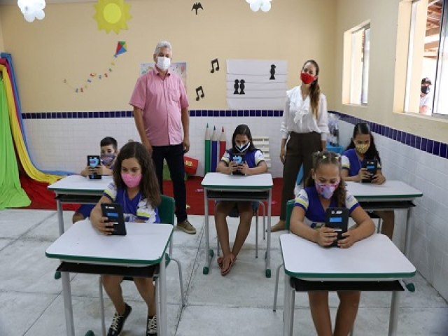 Governo de Lagoa Grande inicia entrega de 3.500 tablets a alunos das escolas municipais