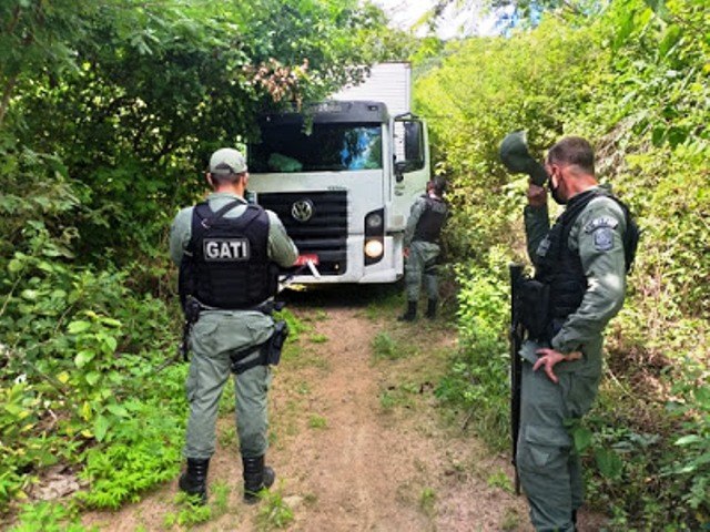 Polcia Militar liberta motoristas e recupera carga avaliada em 1 milho em Pernambuco