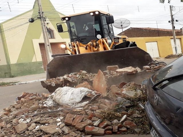 A turma da limpeza urbana vem trabalhando, de sol a sol, nas zonas urbana, rural e distritos.