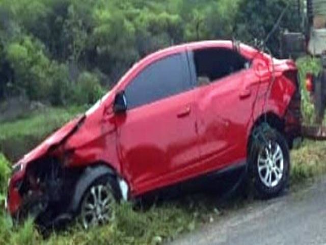 Mulher morre aps carro cair em aude na PE-320 prximo a Calumbi-PE