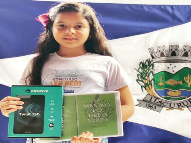 Secretaria de Educao entrega prmio concurso Ler Bem para aluna da rede municipal