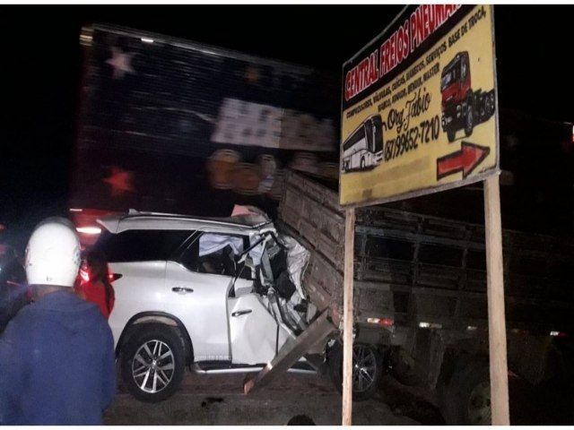 Trs homens morrem aps carro colidir na traseira de caminho na BR-423, em Lajedo