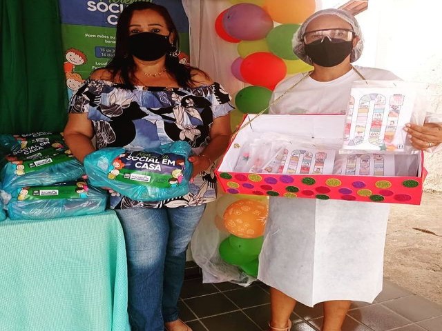 Vereadora Rivânia Freire participa de entrega de alimentos, em Itacuruba.