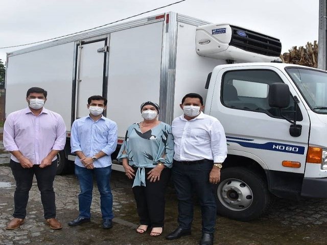 Na manhã desta quarta, 21, foi entregue um caminhão frigorífico para a Prefeitura de Floresta.