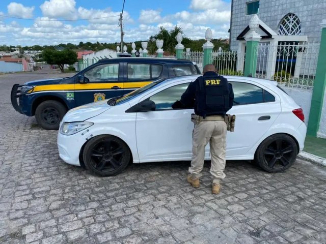 A Polcia Rodoviria Federal (PRF) prendeu um homem pelo crime de receptao de veculos na manh desta quarta-feira (21). O caso aconteceu aps uma abordagem em Delmiro Gouveia/AL.