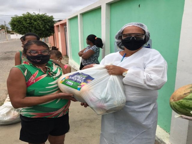 A Prefeitura de Itacuruba, por meio da Secretaria de Desenvolvimento Social, Mulher e Juventude, realizou mais uma distribuição de Kits Frutas e Verduras.