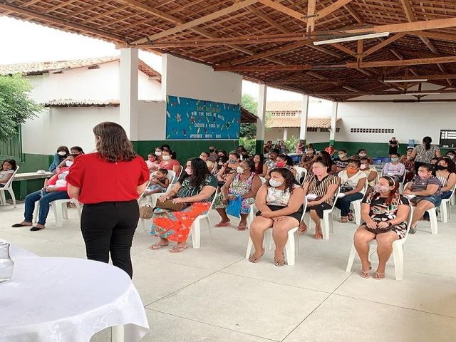 Prefeitura de Floresta, por meio da Secretaria Municipal da Mulher, em parceria com a Secretaria de Ação Social e OAB-PE, realizou uma palestra que trouxe como tema: Violência contra a Mulher. 