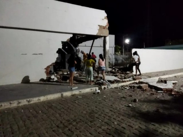 Uma quadrilha explodiu a agência do Bradesco em Chorrochó na noite desta segunda-feira (4). As explosões destruíram o teto e parte da estrutura do banco.