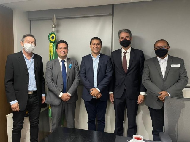 Prefeito de Carnaubeira Elizinho , se reúne com o presidente do FNDE Marcelo Ponte