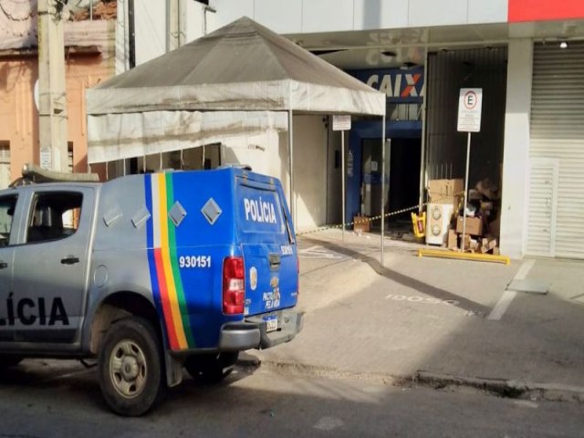 Bandidos explodem caixas eletrônicos de agência da Caixa Econômica em Vitória de Santo Antão