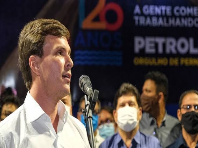 Miguel Coelho garante novo piso salarial para professores de Petrolina