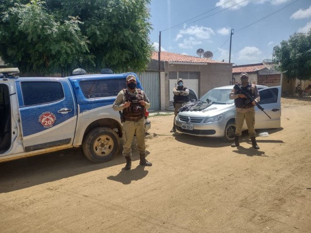 Policia Militar da Bahia prende homens com carro roubado no Distrito do Ibó/BA