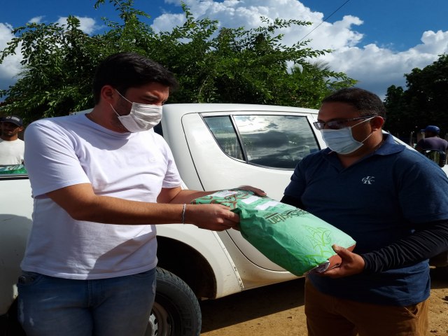 O presidente do Instituto Agronômico de Pernambuco, Kaio Maniçoba, acompanhou na tarde deste sabado  a entrega das sementes aos agricultores do assentamento Ilha Grande, na zona rural de Floresta.