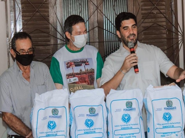 O presidente do IPA Kaio Maniçoba reinaugura escritório municipal do IPA e entrega sementes para agricultores em Carnaubeira da Penha, PE