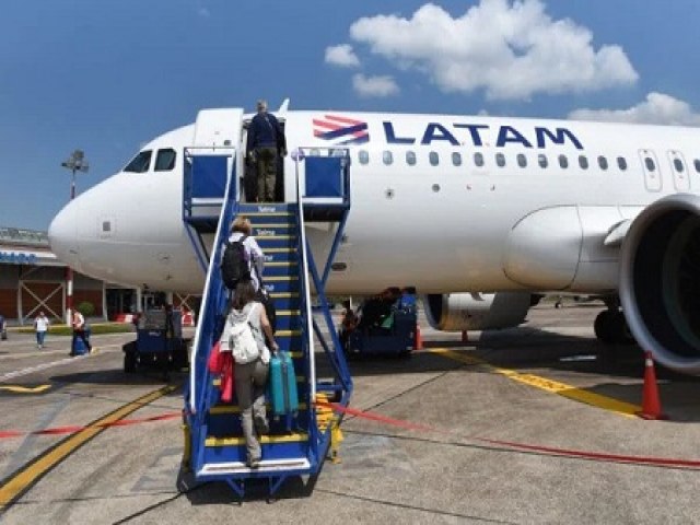 Menino de 9 anos entra escondido em avião e viaja só de Manaus até SP