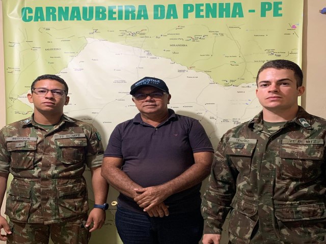 Nesta quarta feira, dia 30 de março, recebemos a visita do Sargento Tenório, novo responsável pela operação carro-pipa feita pelo exército e do Sargento Megyson.