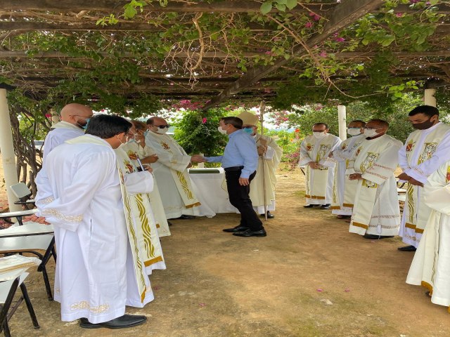 O prefeito Elizinho Soares recebe o bispo Dom Gabriel e os padres que fazem parte da diocese de Floresta para a realização da missa dos Santos óleos