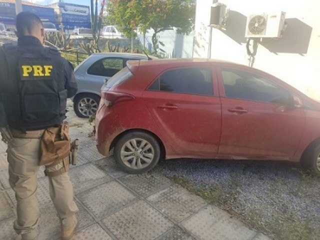 Polcia Rodoviria Federal apreende carro com placas clonadas em Salgueiro