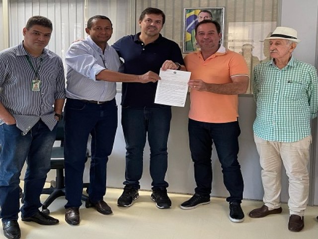 O prefeito de Belém do São Francisco, Gustavo Caribé (MDB), assina  contrato de cessão de uso do terreno para a construção do galpão de hortifruti no distrito do Ibó.