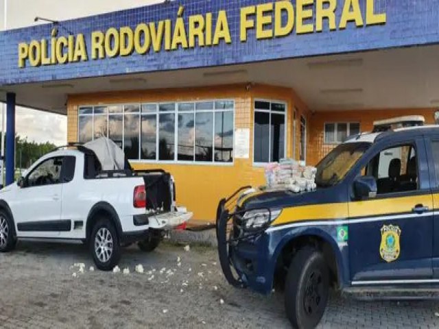 A Polícia Rodoviária Federal (PRF) prendeu, na tarde do Dia (23), um casal por tráfico de drogas. A ocorrência iniciou-se na altura do Km 74 da BR 110, em Jeremoabo.