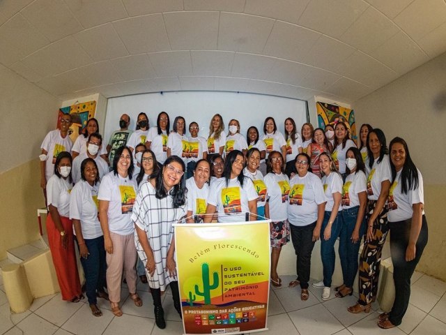 Nesse dia 30/05, segunda-feira, a Secretaria de Educação em parceria com o SEBRAE, através da Consultora Educacional Eva Maria Oliveira, deu  início à execução do Projeto de  Formação e Capacitação Anual para os Gestores da Rede de Ensino,