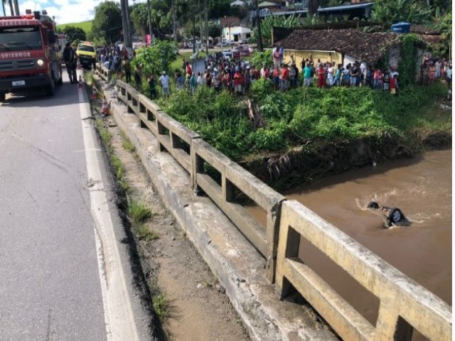 Condutor fica preso às ferragens e morre após carro cair de ponte e ficar submerso em rio na cidade de Atalaia, AL