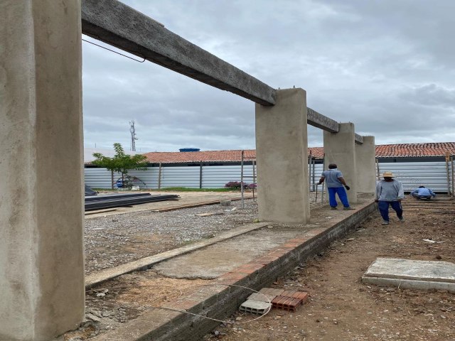 Prefeitura de Itacuruba - Juntos Fazemos mais A construção da tão sonhada quadra poliesportiva da Escola Cícero Freire está a todo vapor, 