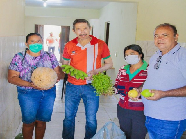 Nesta segunda-feira, 06 de Junho, iniciou-se a entrega dos alimentos fornecidos por agricultores municipais, destinados a cinco entidades municipais por meio do Programa Aquisio de Alimentos - PAA , em parceria com o IPA.
