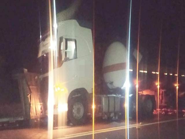 Acidente no km 35 da BR 116 em Salgueiro; carreta tanque foi atingida por um veculo