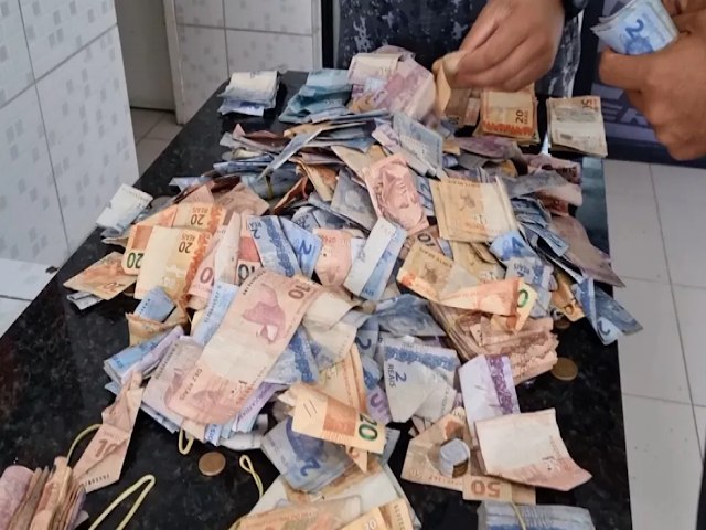 Homem é preso após roubar carro de padre e distribuir cerca de R$ 40 mil, que estava no veículo, em Caruaru/PE