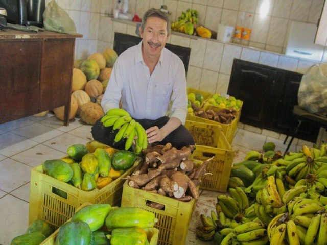 O prefeito de Carnaubeira, Elizinho, confere de perto a entrega da produção proveniente do programa Alimenta Brasil.