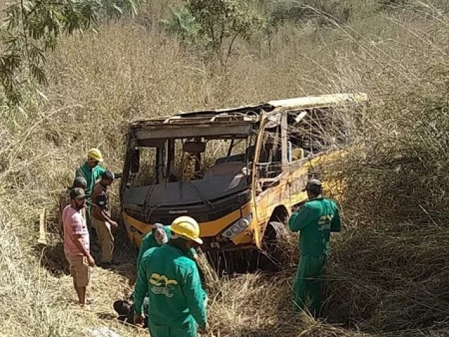 Ônibus escolar com time de futebol amador cai em ribanceira e deixa 3 mortos, além de mais de 10 feridos no Ceará
