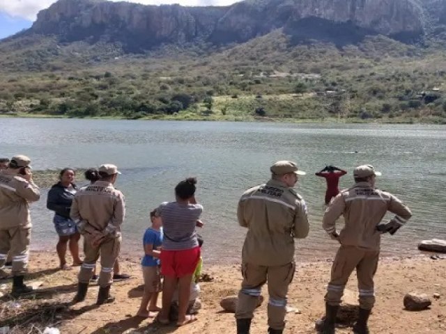 Bombeiros encontram corpo de jovem que morreu afogado em açude de Serra Talhada