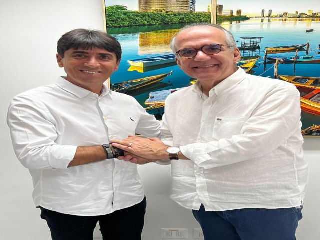 Juninho Cantareli recebe o apoio do MDB estadual e do senador Fernando Dueire para a pr-candidatura a prefeito de Itacuruba.