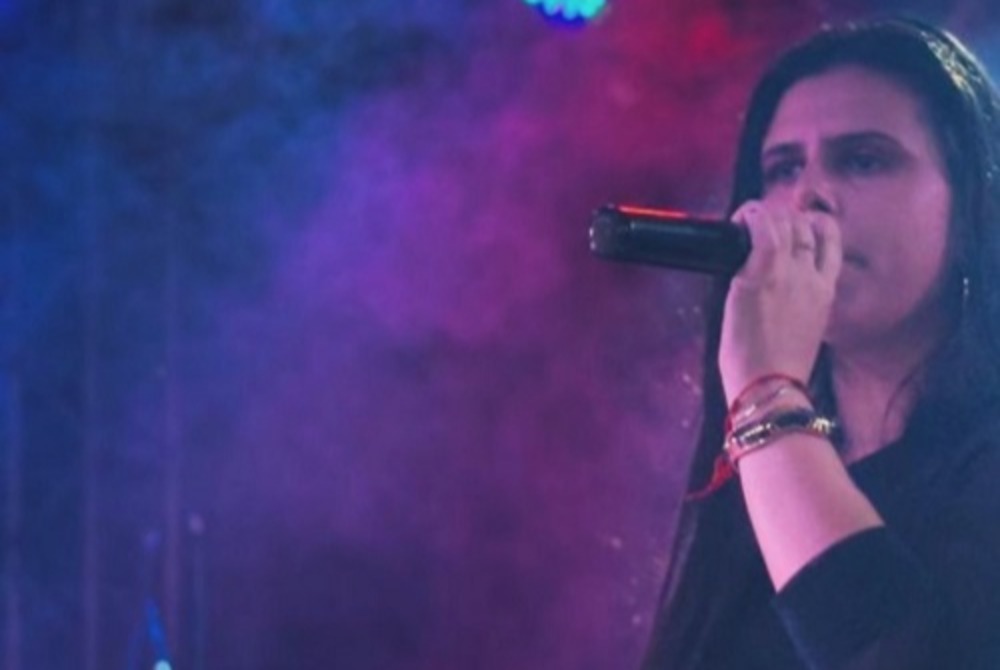 A cantora florestanaThiala Dias esta fazendo parte da turn� do cantor Targino Gondim.