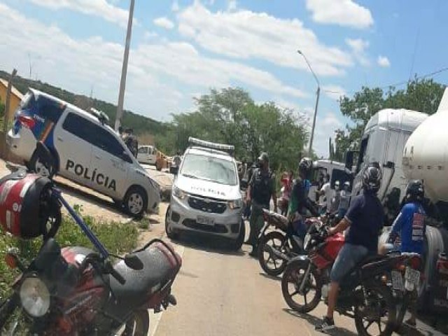 Serrita: em novo protesto contra os descasos da Compesa populao bloqueia a rodovia PE-507