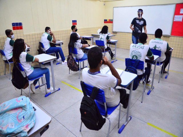 Pernambuco: Apenas com Ensino Mdio e de forma hbrida, Rede Estadual volta s aulas nesta quarta-feira (3)
