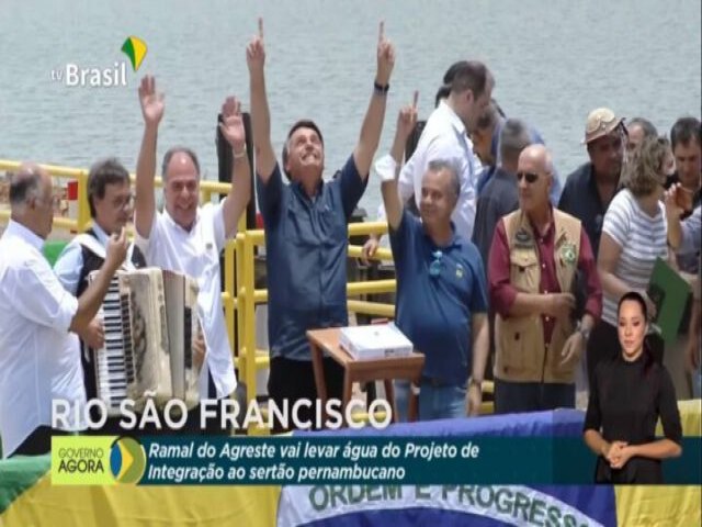 Em Sertnia, Bolsonaro inicia testes da maior obra hdrica no interior de PE