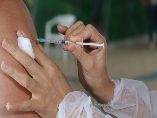 Covid-19: Governadores querem pacto nacional para vacinar 7 em cada 10 brasileiros at julho