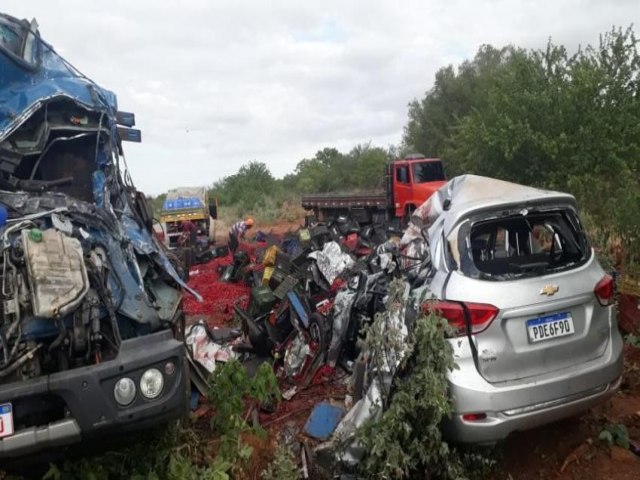 Floresta (PE): Grave acidente de trnsito entre carro e caminho deixa jovem grvida e mais quatro pessoas mortas