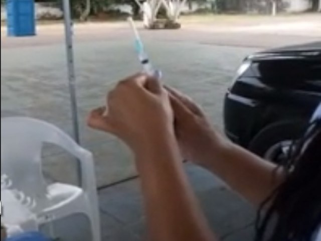 Vdeo mostra enfermeira trocando seringa de vacina da Covid no Rio de Janeiro