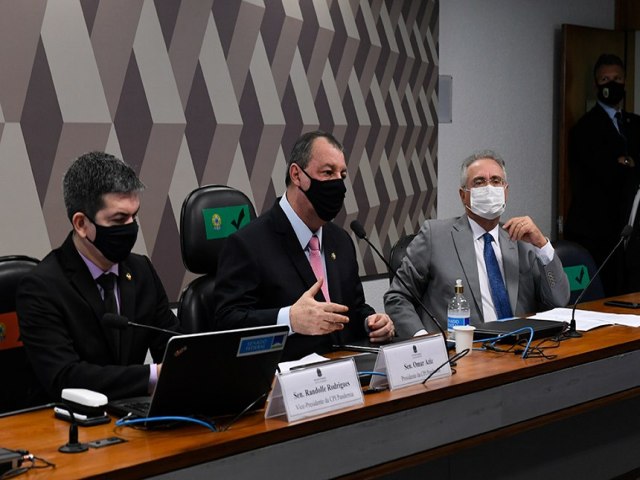 Anncio de Bolsonaro sobre vacinas veio com atraso fatal e doloroso, afirma CPI em nota