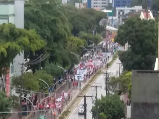 Militantes da esquerda pernambucana fazem protesto contra Bolsonaro no Recife