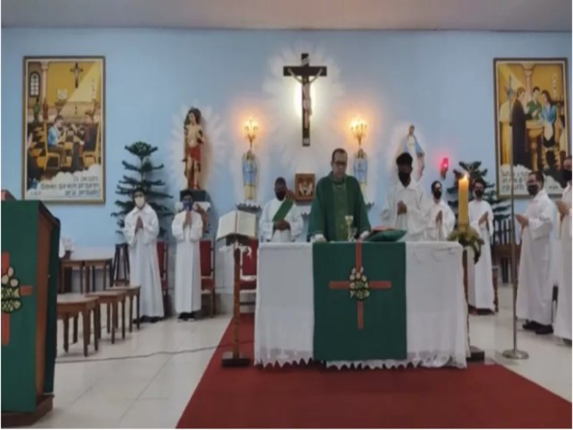 Padre desmaia durante transmisso online de missa no Recife