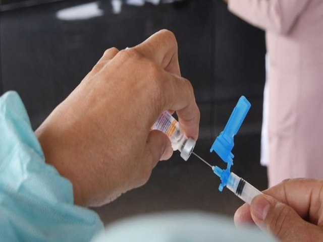 Pernambuco deve vacinar toda populao maior de 18 anos at setembro, diz governo do Estado