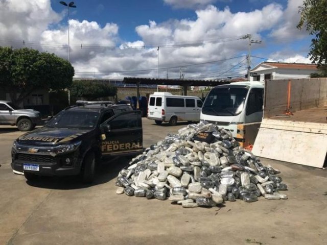 Polcia Federal apreende quase 2 toneladas de maconha no Serto pernambucano e detm suspeito