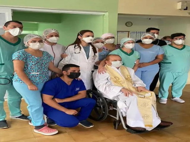 Padre Jos Barros recebe alta aps mais de 100 dias de internamento