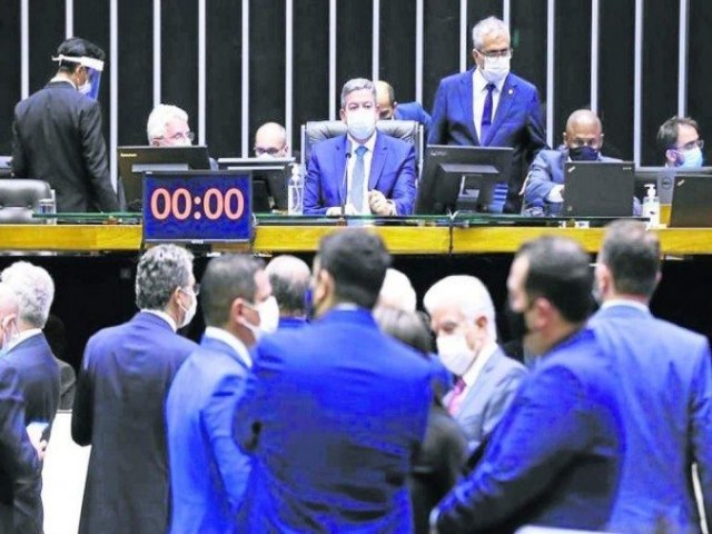 Deputados derrubam voto impresso e mandam recado a Bolsonaro sobre 2022