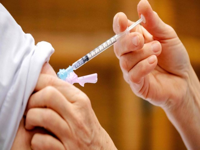 Terceira dose da vacina contra a Covid-19 deve ser aplicada 8 meses aps a segunda, diz especialista