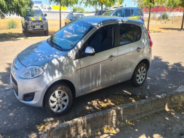 PRF prende motorista em Salgueiro (PE) com carro roubado h 4 anos em Minas Gerais